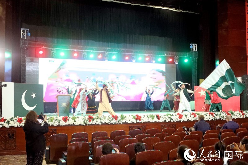 启动仪式现场,巴基斯坦艺术家进行文艺表演。人民网 汉南·吉拉尼摄